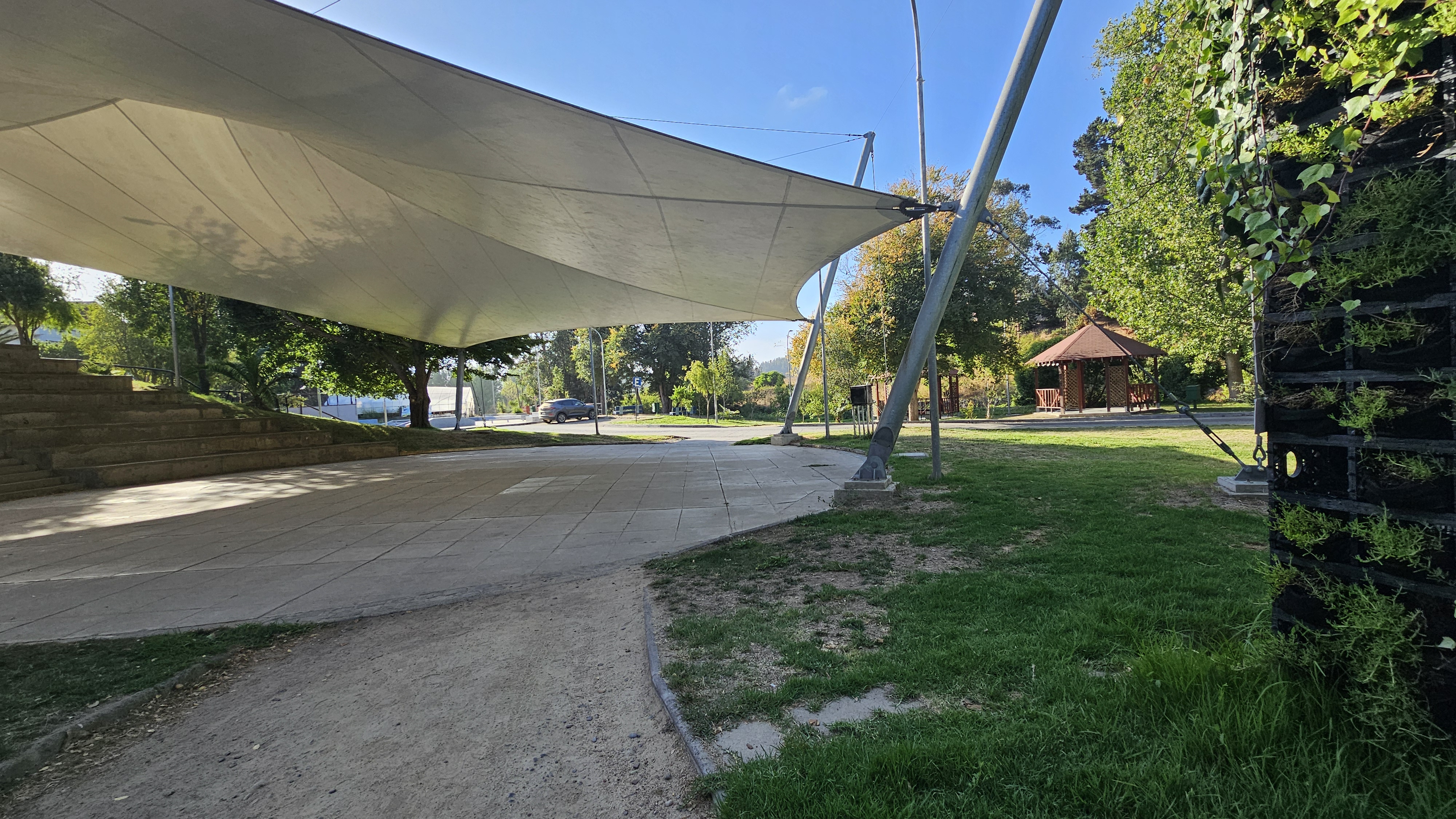 Fotografía del sector sombreado del parque para reuniones